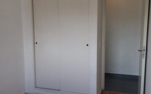 DUEÑO ALQUILA , LA BOCA Luminoso departamento de 3 ambientes. Todo pintado de blanco. Cocina con lavadero incluído. Balcón en comedor hacia Almirante Brown Piso 9 frente, A 1 cuadra metrobus