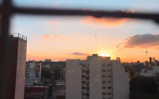 DUEÑO ALQUILA , LA BOCA Luminoso departamento de 3 ambientes. Todo pintado de blanco. Cocina con lavadero incluído. Balcón en comedor hacia Almirante Brown Piso 9 frente, A 1 cuadra metrobus