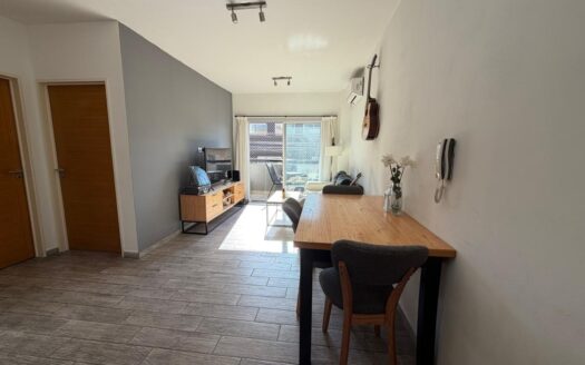 Venta Departamento De 2 Ambientes Luminoso Al Frente Con 6 Años De Antiguedad En Montecastro. Apto Credito Y Apto Profesional