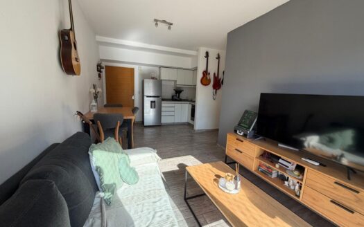 Venta Departamento De 2 Ambientes Luminoso Al Frente Con 6 Años De Antiguedad En Montecastro. Apto Credito Y Apto Profesional